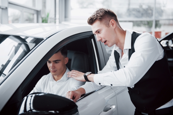 salon auto vendeur avec client démonstration commande fidélité image libre de droit